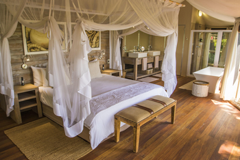 Nambwa Tented Lodge: Doppelbett mit Moskitonetz