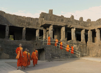 Woods at Sasan: Buddhistische Höhlen