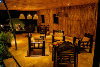 Amakoro Songa Lodge: Sitzbereich außen