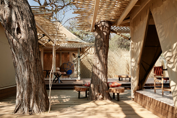 Belmond Savute Elephant Lodge Belmond Savute Elephant Lodge: Zwischen den Gebäuden