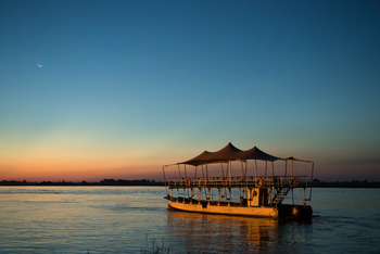 Chobe Game Lodge: Ausflugsboot in der Dämmerung