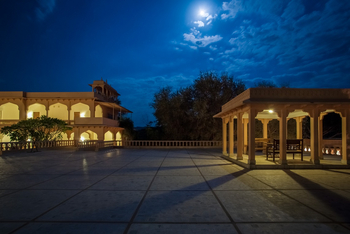 Dev Vilas: Große Terrasse bei Nacht