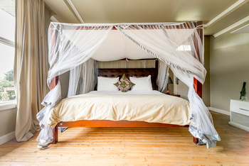 Five Volcanoes Boutique Hotel: Doppelbett mit Moskitonetz