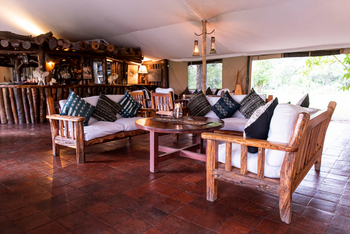 Governors' Camp: Lounge und Bar