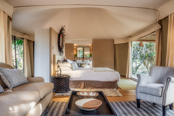 Ilkeliani Camp: Premium Suite - Blick zum Bett