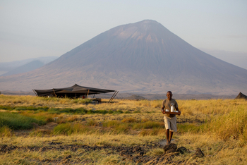 Lake Natron Camp: Hauptzelt vor Vulkankulisse