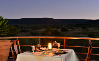 Mateya Safari Lodge: Elegantes Abendessen auf Terrasse mit Kerzenlicht