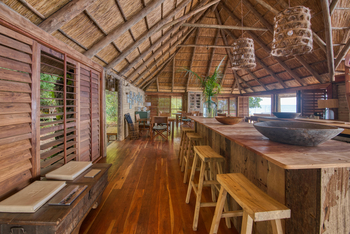 Mbali Mbali Mahale Lodge: Innenbereich im Hauptzelt