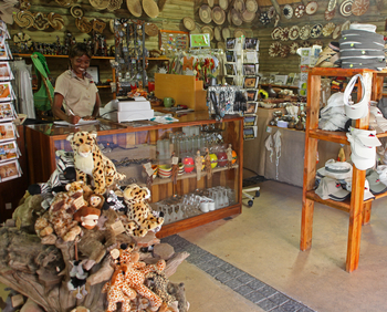 Nata Lodge Nata Lodge: Souvenirshop
