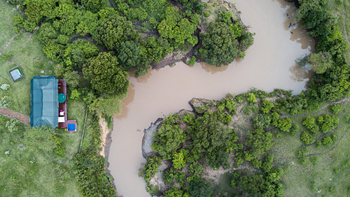 Olare Mara Kempinski: Fluss vor Gästezelt