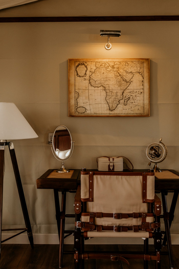 Otjiwa Thornbush Tented Camp: Safari-Schreibtisch mit Afrikakarte und Spiegel