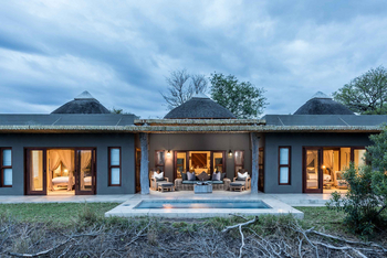 Sabi Sabi Bush Lodge: Luxuriöse Lounge mit Polstermöbeln am Morgen