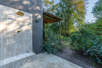 Sabi Sabi Bush Lodge: Outdoor Dusche im Morgenlicht integriert