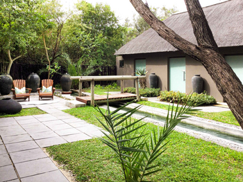 Sabi Sabi Bush Lodge: Relaxbereich mit hölzernem Steg und Vasen