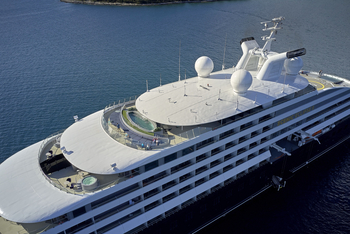 Scenic Eclipse II: Pooldeck mit Gästen und blauer See