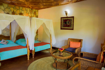 Country-Lodge: Twin-Betten mit afrikanischer Kunst