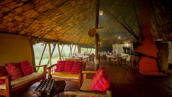 Crater Forest Tented Camp: Rustikale Lounge mit Kamindekoration