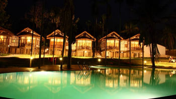 Infinity Resort Kaziranga: Beleuchtete Bungalows