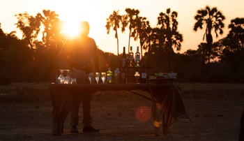 Kanga Camp: Tisch mit Getränken und Palmen im Hintergrund