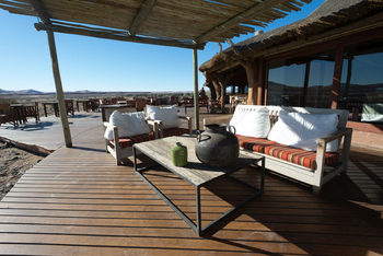 Kulala Desert Lodge: Deck-Lounge der Lodge