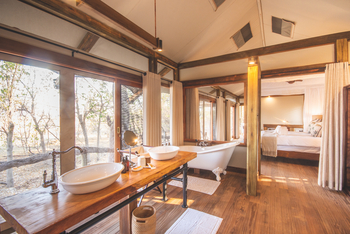 Kwara Camp Kwara Camp: Doppelwaschtisch und Wanne