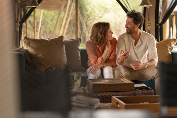 Legendary Songa Migrational Camp: Paar im Loungebereich