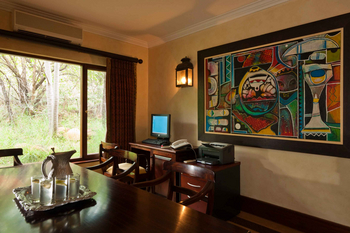 Mateya Safari Lodge: Holzschreibtisch mit Computer und Kunstwerk