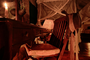 Mbali Mbali Gombe Lodge: Stuhl und Schreibtisch