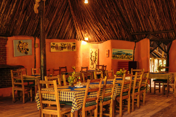 Migunga Tented Camp: Rustikaler Speisesaal mit Kunst und Blumen