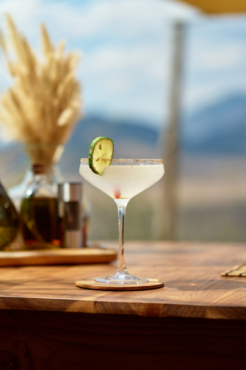 Mkomazi Wilderness Retreat: Erfrischender Cocktail auf poliertem Massivholztisch