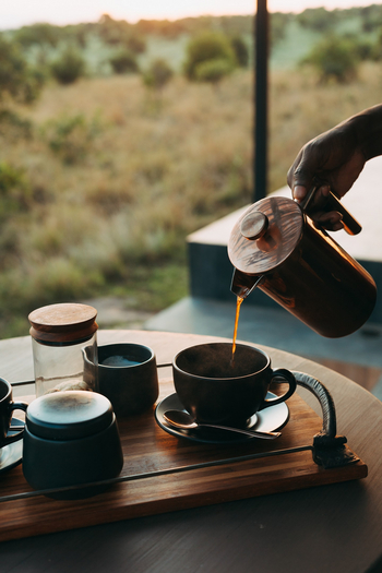 Nimali Mara Camp: Heißes Getränk wird eingegossen