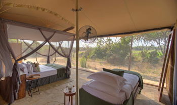 Roho ya Selous Camp: Gästezimmer mit einem Doppelbett und Einzelbett