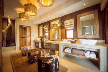 Sabi Sabi Bush Lodge: Elegantes Badezimmer mit Naturdekoration und Waschbecken