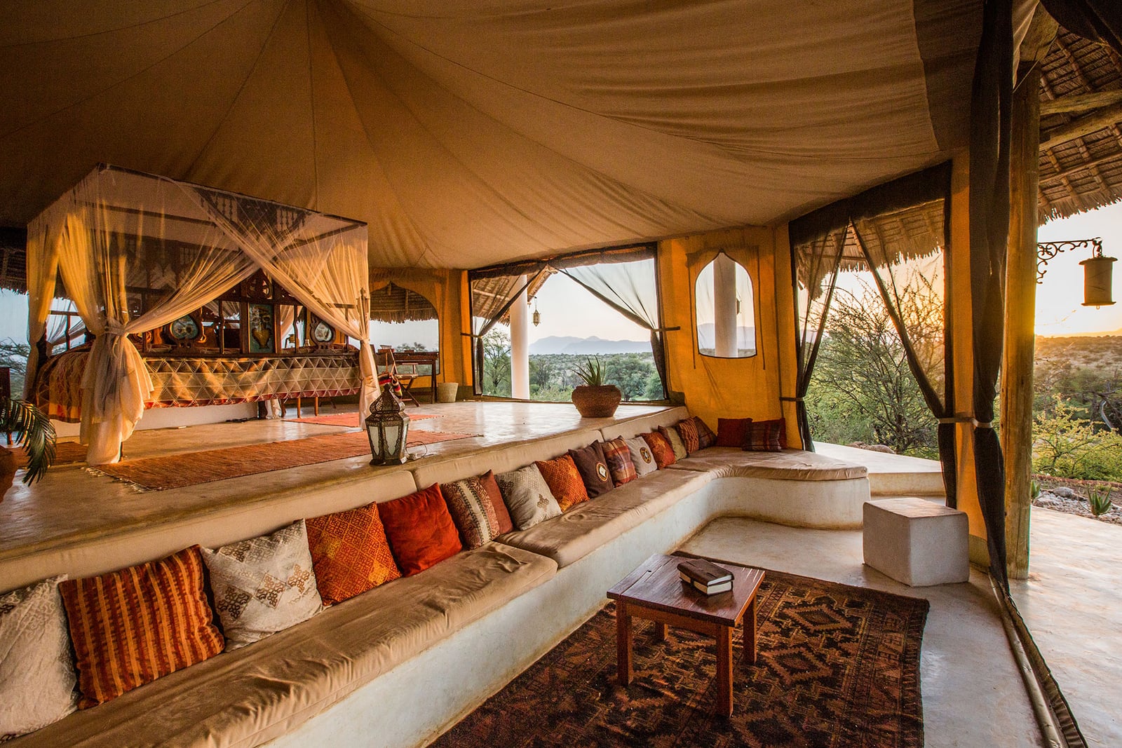 Sasaab Sasaab: Teppiche und Kissen