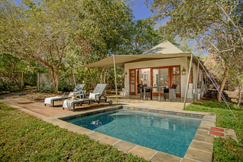 Savanna Lodge: Privater Plunge-Pool mit Geflechtliegen