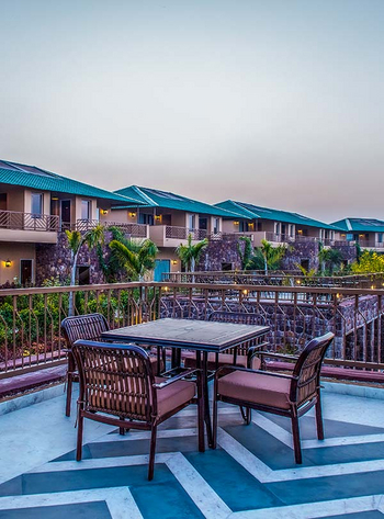 Sawai Vilas: Tisch auf der oberen Terrasse