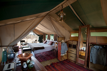 Selinda Explorers Camp Selinda Explorers Camp: Doppelbett und Spiegel