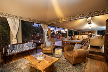 Tembo Plains Camp: Lounge Dämmerung