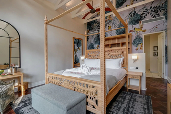 The Palm River Hotel: Honeymoon Suite - 4-Poster-Bed