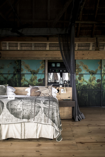 Vumbura Plains Camp: Bett und Holzfußboden