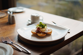 Warangi Ridge: Eggs Benedict