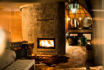 Bisate Lodge: Kamin und Waschtisch