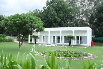 Chandela: Eingang und Außenansichten