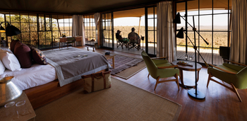 Elewana Lodo Springs: Schlafzimmer mit Sesselecke