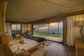 Elewana Loisaba Tented Camp: Bett mit Blick