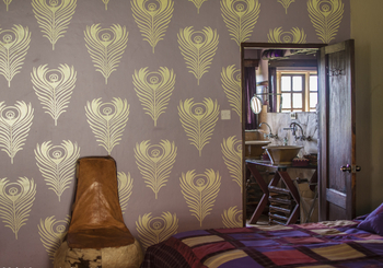 Hatari Lodge: Zimmer in violetten Farbtönen