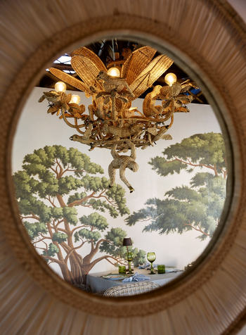 Laba Mama Simba: Esstisch unter Kronleuchter