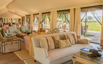 Little Governors' Camp Little Governors' Camp: Blick durch die Lounge