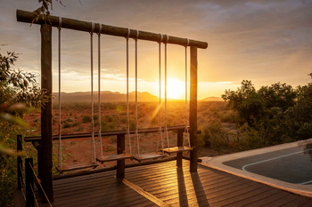 Madikwe Hills Private Game Lodge: Schaukeln über Holzdeck bei Sonnenuntergang