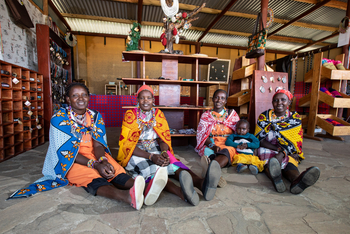 Mara Toto Tree Camp: Massaifrauen im Souvenirshop